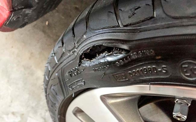 Разрыв шины Повреждение покрышек