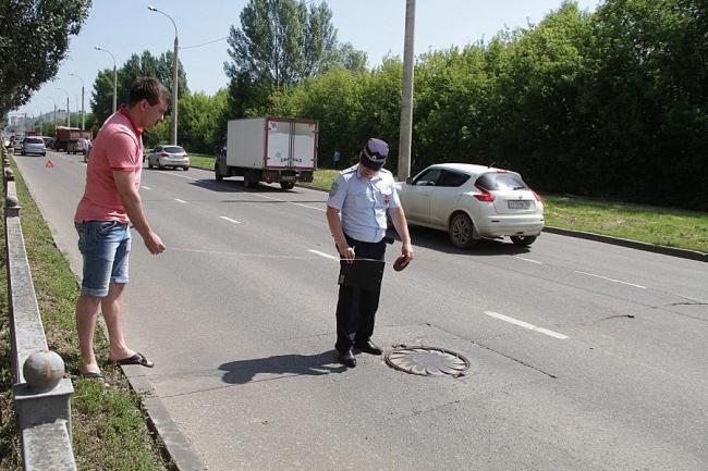 Сотрудник ДПС на месте ДТП Сотрудник ДПС