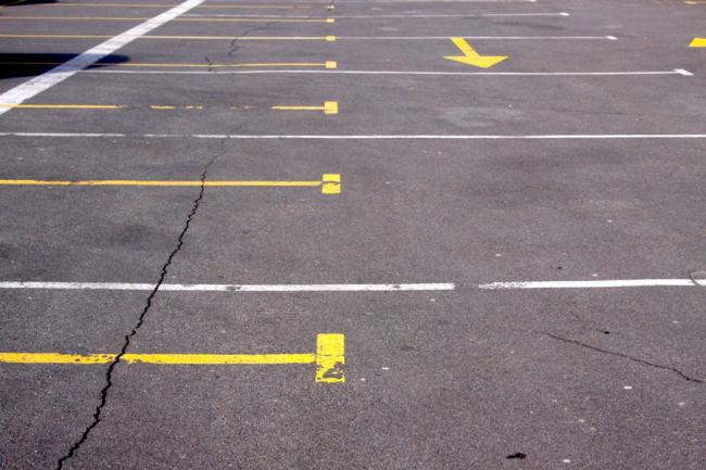 Желтая разметка на парковке Желтая разметка