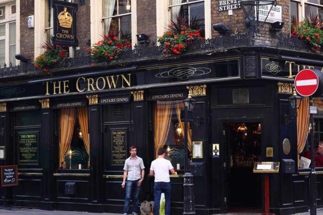 Английский паб Мужчины возле английского паба