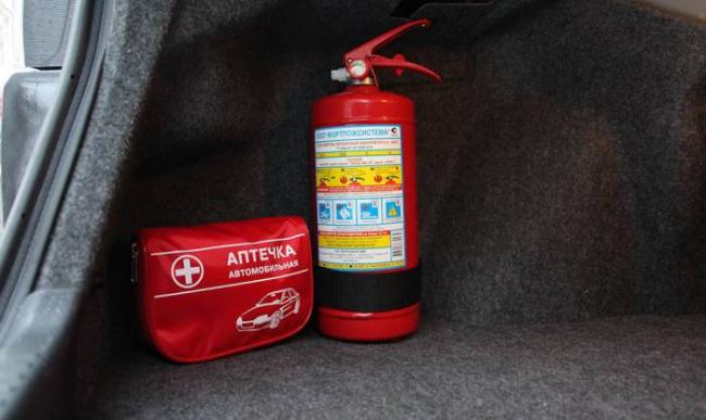 Аптечка и огнетушитель в автомобиле Аптечка и огнетушитель