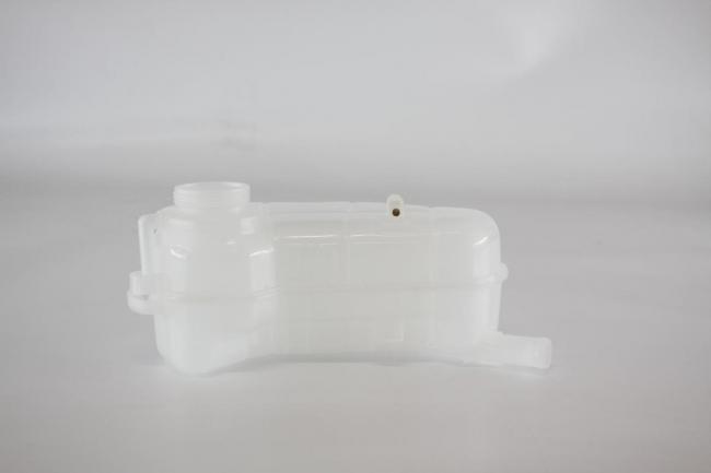 На этой фотографии хорошо виден верхний патрубок бачка и темная латунная вставка в нем. Благодаря этому решению, бачок от Ashuno прослужит дольше оригинального.