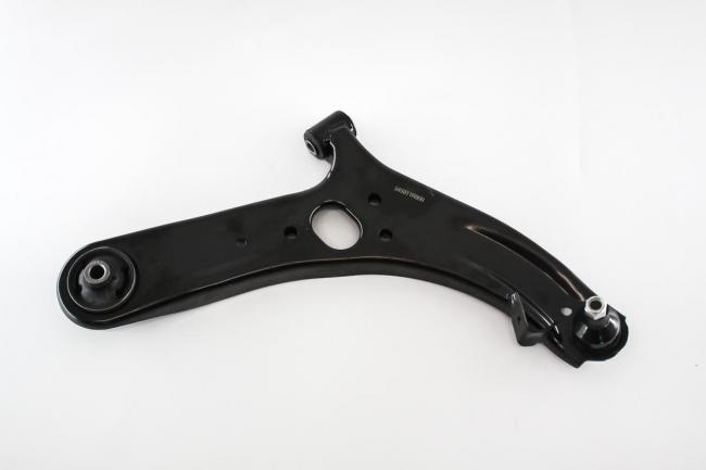 Передний нижний правый рычаг для Hyundai Solaris первого поколения поставляется в сборе с шаровой опорой и сайлентблоками. Такой рычаг прослужит дольше, чем рычаг после ремонта с заменой изношенных деталей отдельно.