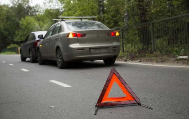 Столкновение двух машин на дороге Аварийная ситуация на дороге