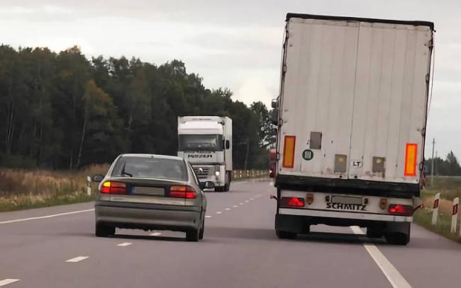 Смещение автомобиля с дороги на обочину Авто на обочине