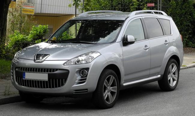Представитель бренда Peugeot 4007 Автомобиль Peugeot 4007