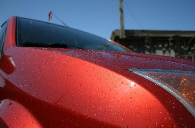 Капот автомобиля после обработки воском Капот автомобиля