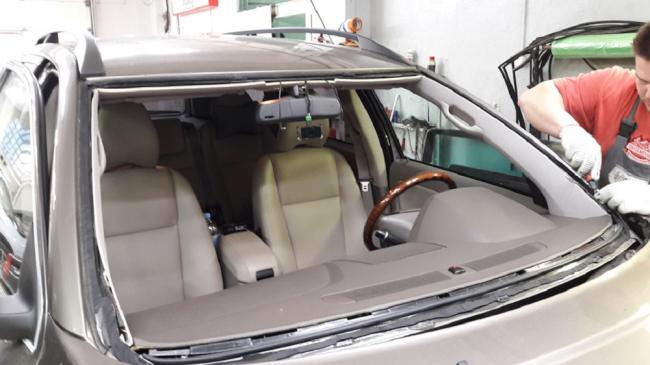 Машина с демонтированным стеклом Автомобиль без лобового стекла