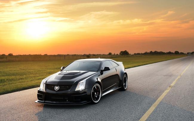 Автомобиль движется по загородной трассе Автомобиль движется по загородной трассе