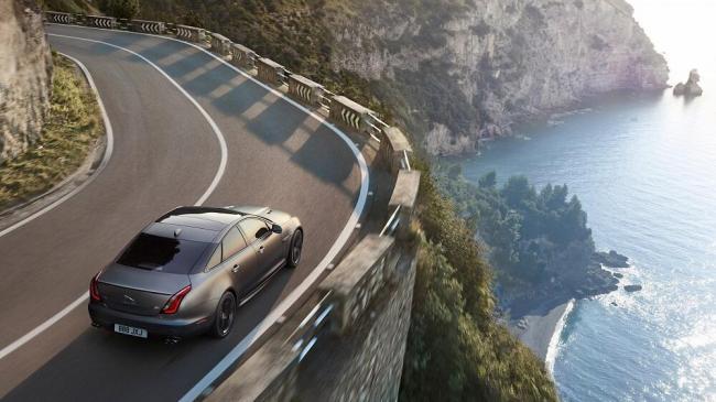 Машина движется наверх Автомобиль едет по дороге в гору