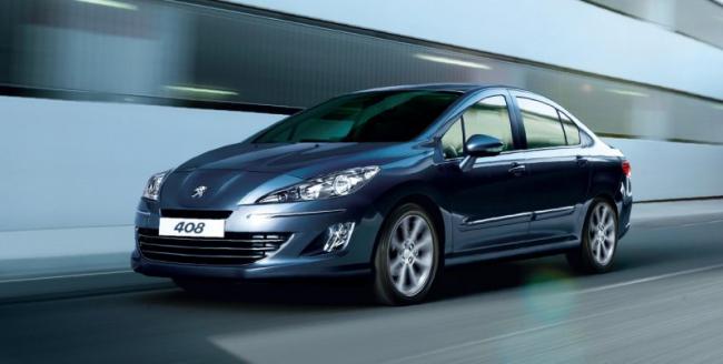 Представитель бренда Peugeot 408 Автомобиль Peugeot 408