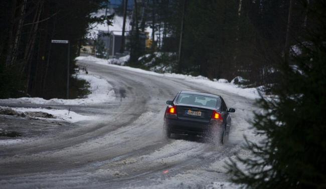 Вхождение в поворот на скользкой дороге Автомобиль поворачивает на зимней трассе