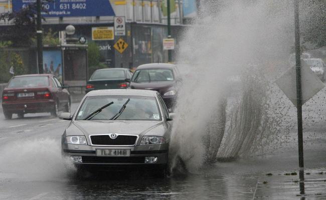 Автомобиль проезжает лужу Автомобиль проезжает лужу