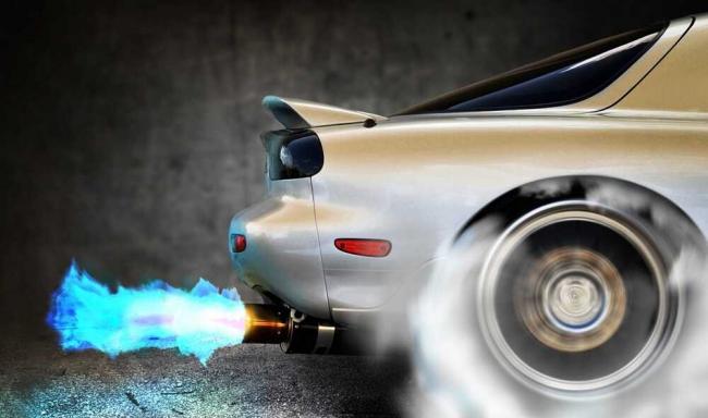 Пламя из выхлопной трубы машины Автомобиль с огнем из выхлопной трубы