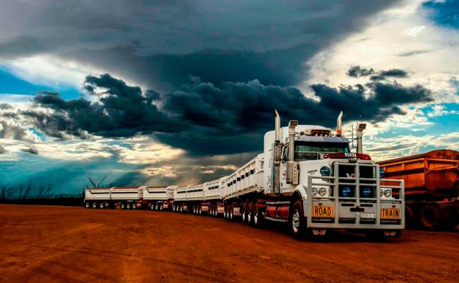 Нововведение в транспорте - автопоезд Автопоезд едущий в Австралии