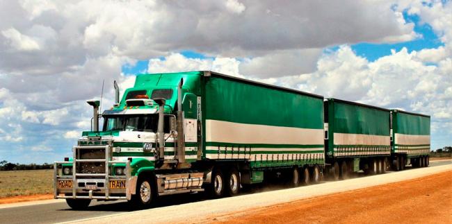 Автопоезд на трассе Автопоезд