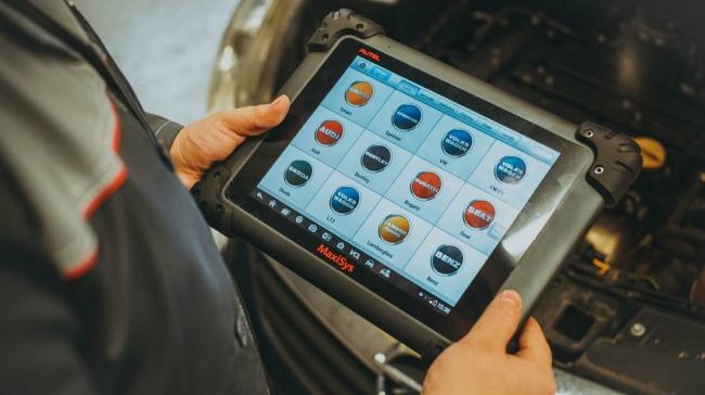 Диагностический сканер автомобиля Автосканер у мужчины в руках