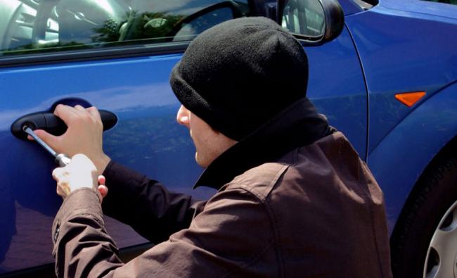 Автоугонщик рядом с машиной Автоугонщик рядом с машиной