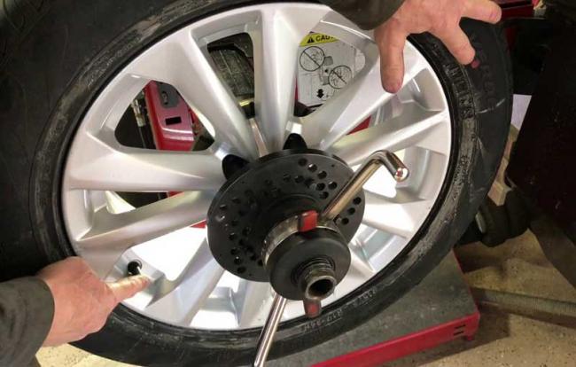 Работа по балансировке колеса автомобиля Балансировка колес автомобиля