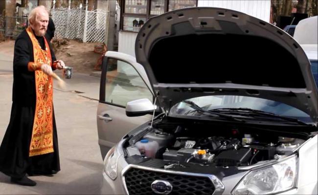 Освящение нового автомобиля после покупки Батюшка освящает автомобиль