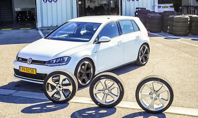 Машина с колесами разного радиуса Белый автомобиль и колеса разного диаметра