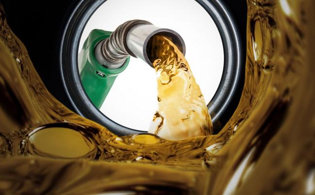 Качественное топливо для машины Бензин льется в бензобак