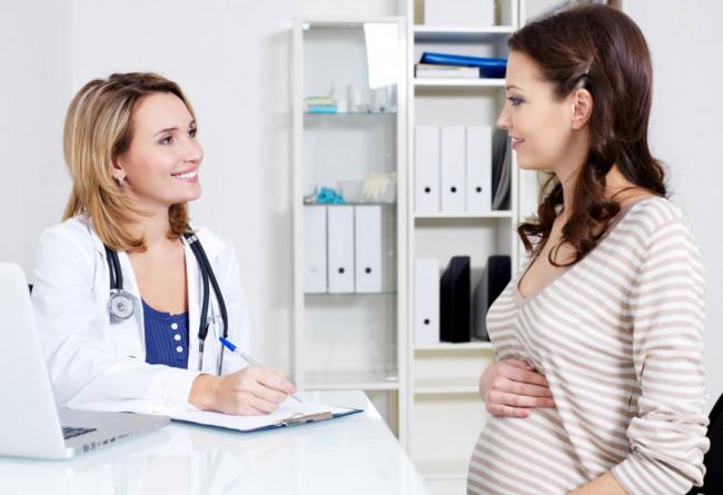 Беременная женщина на приеме у врача Беременная женщина на приеме у врача