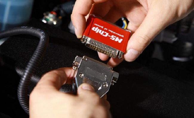 Подсоединяем блок чип-тюнинга Блок чип-тюнинга