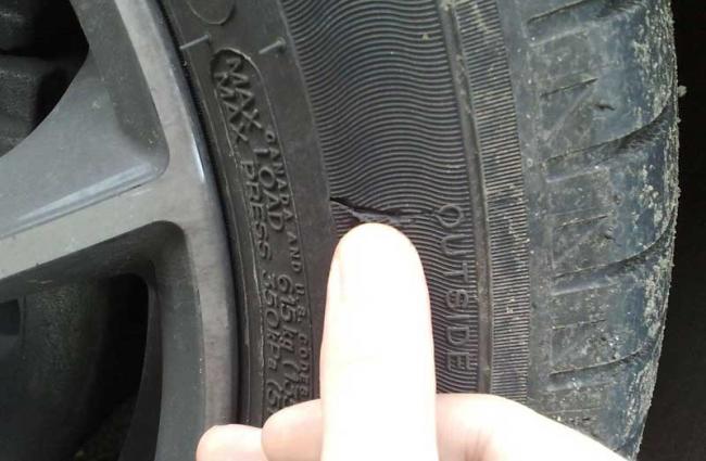 Порез на боковой поверхности шины Боковой порез на шине