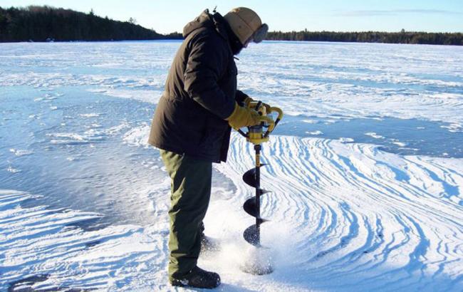 Бурение лунки на льду Лунка на льду