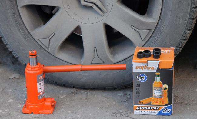 Бутылочный домкрат для автомобиля Бутылочный домкрат для автомобиля