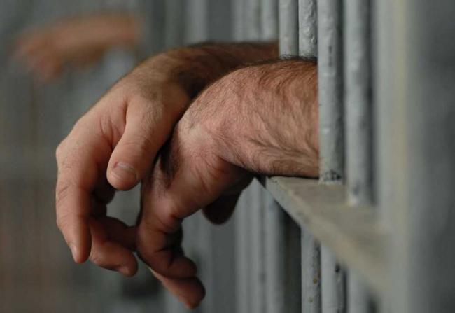 Тюремная решетка Человек в тюремной камере