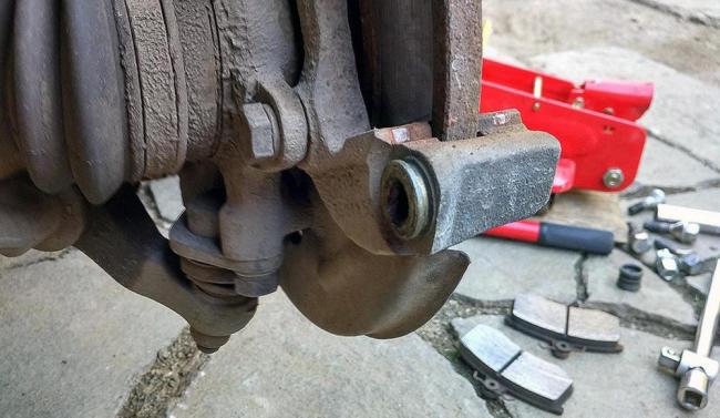 Чем лучше смазывать тормозные суппорта и направляющие в автомобиле Чем лучше смазывать тормозные суппорта и направляющие в автомобиле