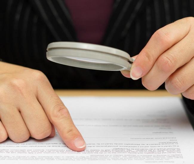 Тщательное изучение условий кредитного договора Чтение документов с лупой