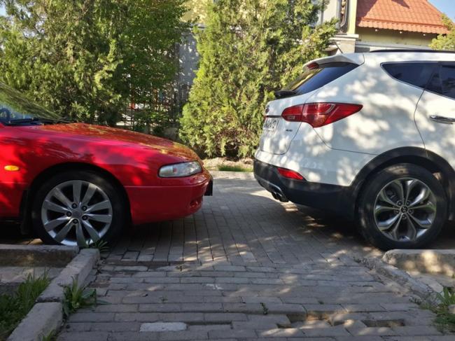 Что делать, если заблокировали машину во дворе Что делать, если заблокировали машину во дворе