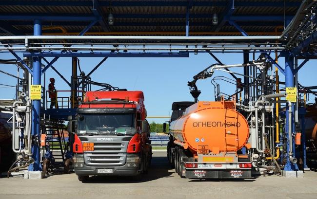 Цистерны с топливом Цистерны