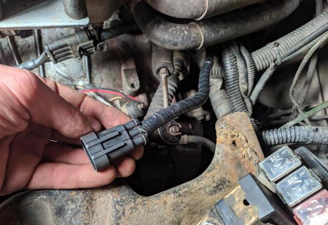 Датчик коленвала автомобиля Датчик коленчатого вала в руке