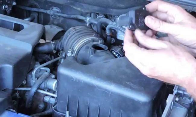 Проверка датчика температуры всасываемого воздуха Датчик температуры всасываемого воздуха