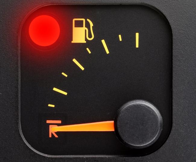 Бензин в автомобиле на нуле Датчик уровня топлива