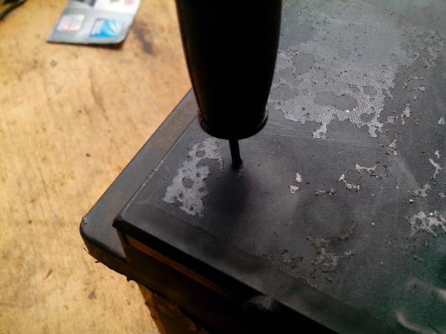 Делаем отверстие в аккумуляторе Делаем отверстие в аккумуляторе