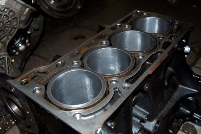 Фотография деталей из блоков цилиндров Детали из блоков цилиндров