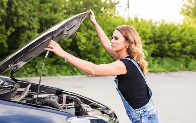 Как закрывать капот автомобиля правильно Девушка закрывает капот машины