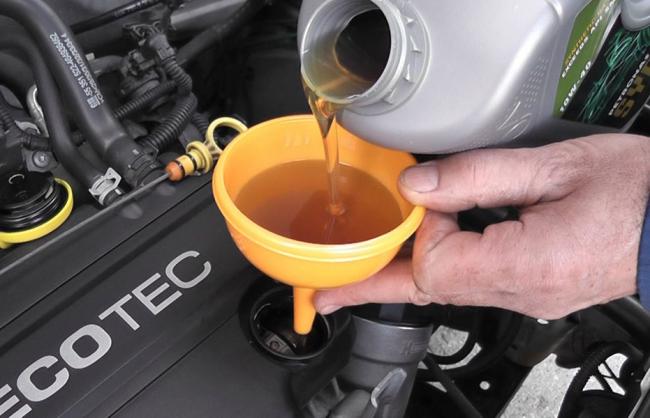 Доливка масла в двигатель автомобиля Доливка масла в двигатель автомобиля