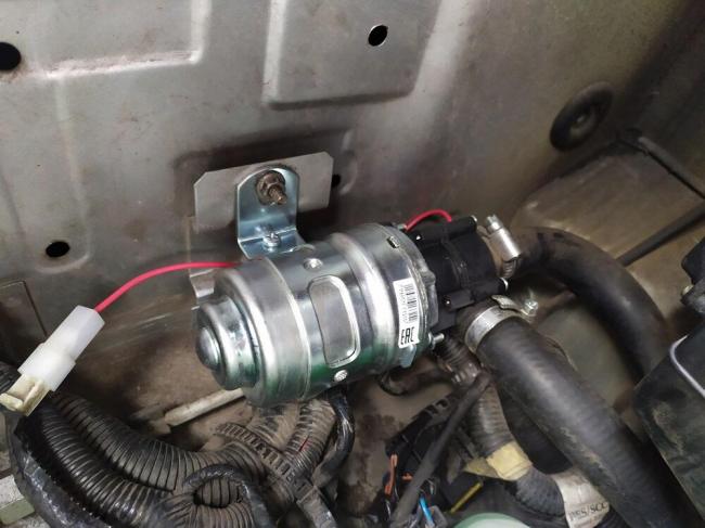 Дополнительная помпа, установленная в машине Дополнительный насос для печки автомобиля