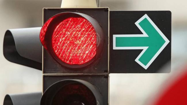 Светофор Дрездена Допстрелка зелёного цвета параллельно с красным сигналом светофора