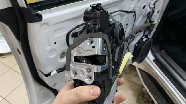 Установка автоматических доводчиков на дверь автомобиля Доводчики для автомобильных дверей