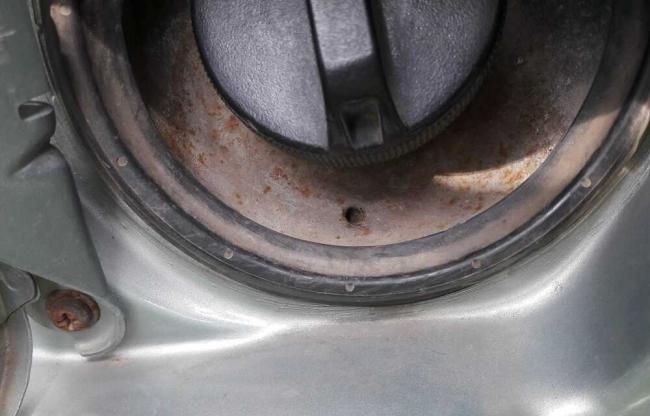 Отверстие для водоотвода под крышкой бензобака Дренажное отверстие у топливного бака