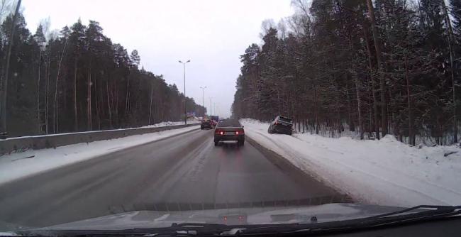 Кроме штрафа, езда по обочине может привести к ДТП ДТП на обочине