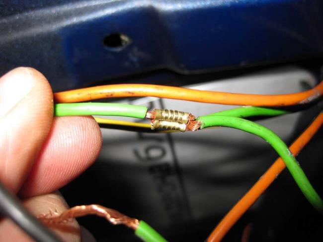 Проверка электропроводки у стеклоочистителей Два провода разного цвета в руках