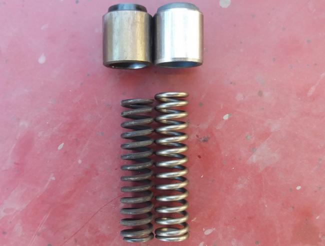 Новый и изношенный клапаны масляного насоса Два редукционных клапана масляного насоса